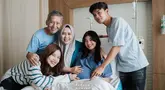 Usai melahirkan anak pertamanya, Nabila Maharani aktif berbagi momen bahagia menjadi seorang ibu.  Begitu pula dengan Tri Sukaa yang kini menjadi seorang ayah.  Kebahagiaan pun dirasakan keluarga Nabila termasuk sang adik yang akhirnya mendapatkan keponakan baru.  (Liputan6.com/IG/@nadiaamaharaniii)