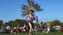Seorang wanita menari saat perayaan "pow-wow" pada Hari Festival Masyarakat Pribumi di Randalls Island, New York, Minggu (11/10/2015). Hari Columbus diperingati di Amerika setiap awal bulan Oktober. (REUTERS/Eduardo Munoz)