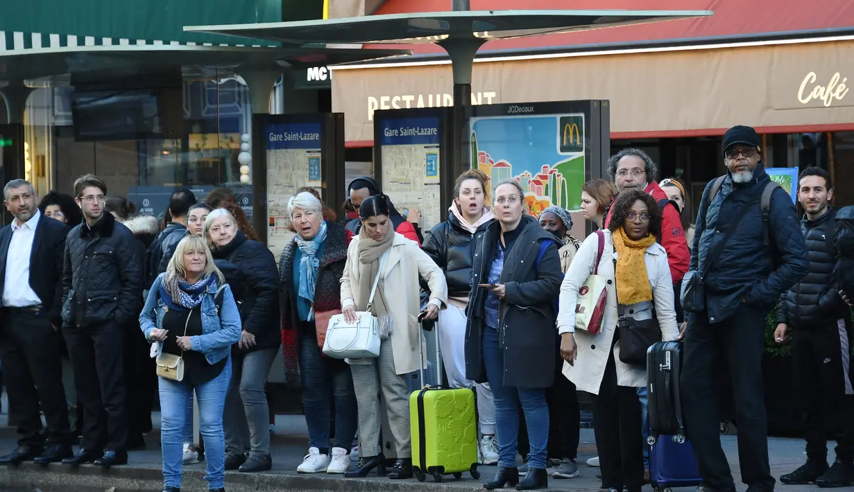Komuter menunggu bus di stasiun bus Gare Saint-Lazare di Paris selama aksi pemogokan massal, Kamis (10/11/2022). Pekerja Eropa yang terjepit oleh melonjaknya biaya hidup melakukan pemogokan di Belgia dan Yunani pada 9 November 2022, dengan penghentian mengancam akan melumpuhkan sebagian Inggris, Prancis, dan Spanyol dalam beberapa hari mendatang. (Bertrand GUAY / AFP)