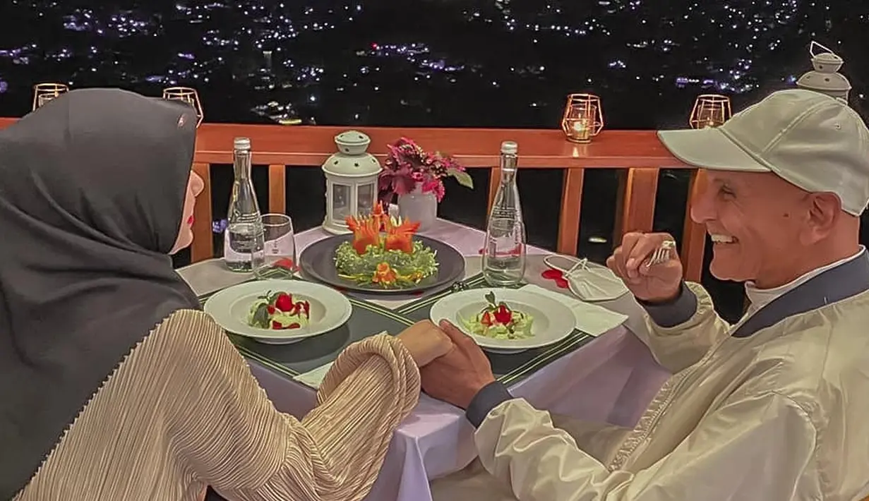 Tidak kalah dengan pasangan muda lainnya, pasangan ini juga kerap memperlihatkan bentuk cinta dalam sebuah kata-kata hingga foto. [Instagram/santiasokamala]