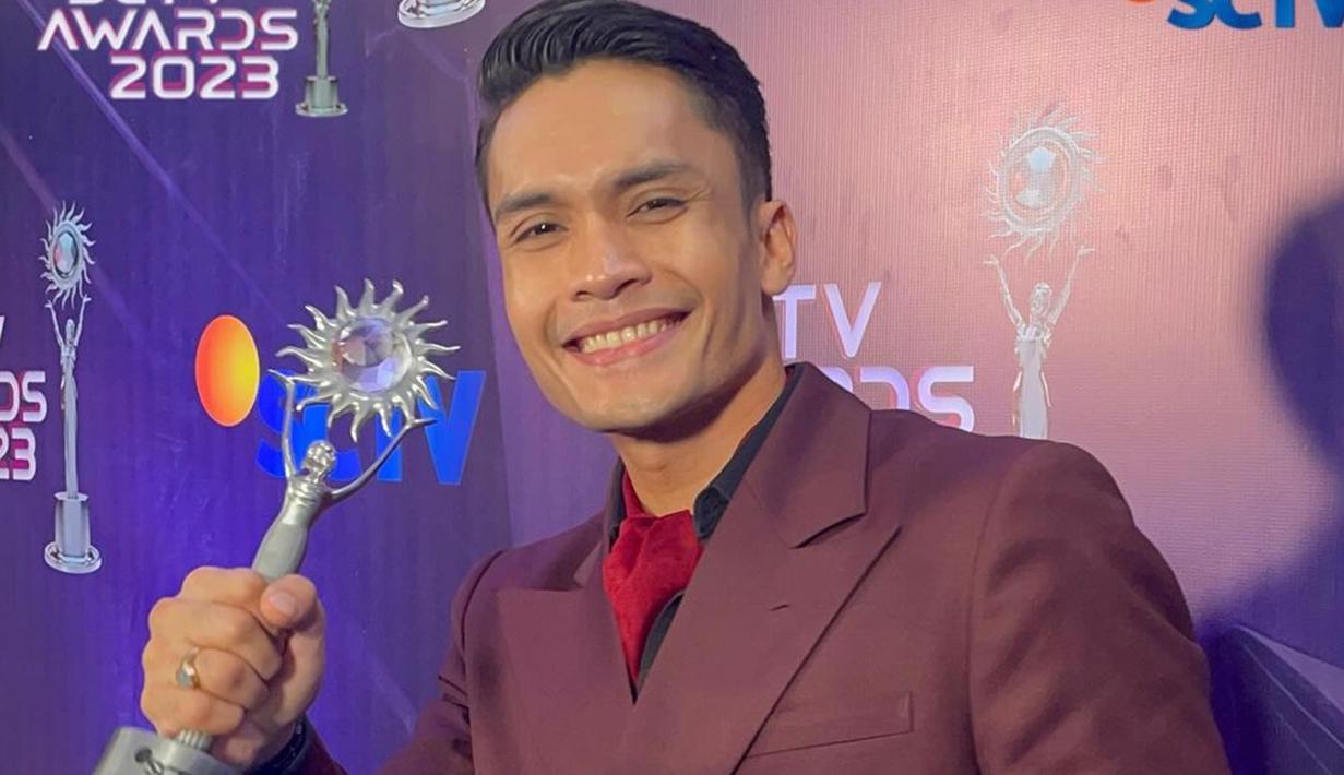SCTV Awards 2023 merupakan penghargaan SCTV Awards pertama yang diraih Randy Pangalila. Aktor berusia 33 tahun ini sudah 4 kali masuk nominasi SCTV Awards, yakni SCTV Awards 2009, 2010, 2022 dan 2023. Randy raih penghargaan SCTV Awards 2023 kategori Aktor Utama Paling Ngetop lewat sinetron Takdir Cinta yang Kupilih. Perannya sebagai Jeffrey membawanya meraih penghargaan bergengsi ini. (Liputan6.com/IG/@sctv)
