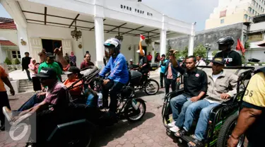 Sejumlah pengemudi bentor mendatangi kantor DPRD DIY, Jumat (5/8). Mereka meminta agar bentor di DIY dilegalkan. (Liputan6.com/Boy Harjanto)