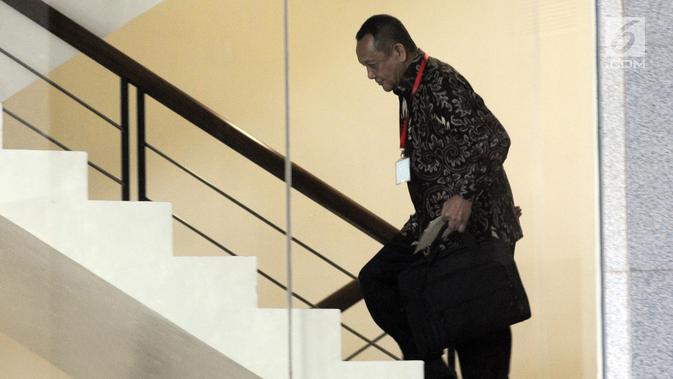 Mantan Sekretaris Mahkamah Agung (MA) Nurhadi Abdurachman menuju ruang pemeriksaan di Gedung KPK, Jakarta, Selasa (6/11). Nurhadi diperiksa sebagai saksi kasus dugaan suap terkait peninjauan kembali di PN Jakarta Pusat. (Merdeka.com/Dwi Narwoko)