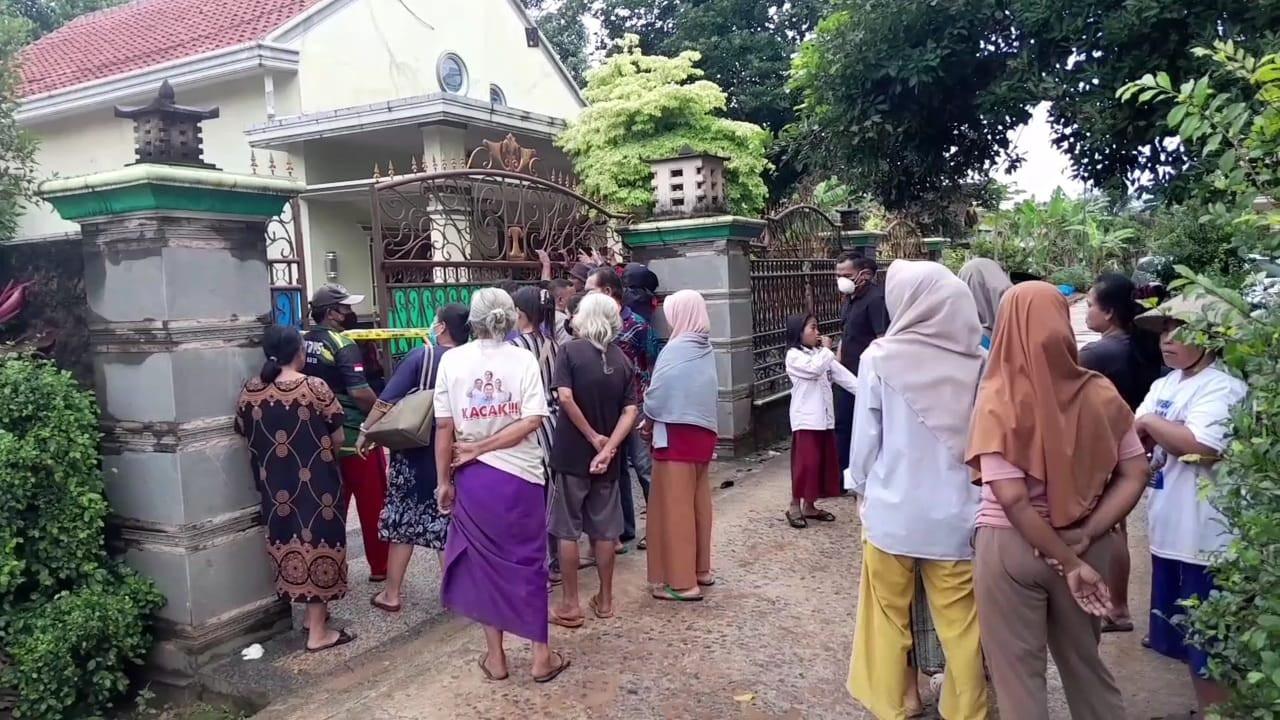 wanita tewas tanpa busana di rumahnya