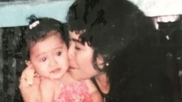 7 Potret Lawas Kebersamaan Ayu Ting Ting dan Ibunda, Selalu Kompak