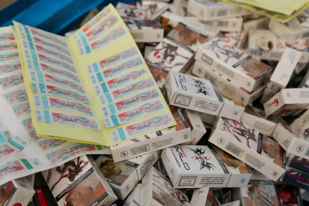 Bea Cukai membongkar sindikat penjualan jutaan batang rokok dan ratusan liter minuman mengandung etil alkohol (MMEA) ilegal