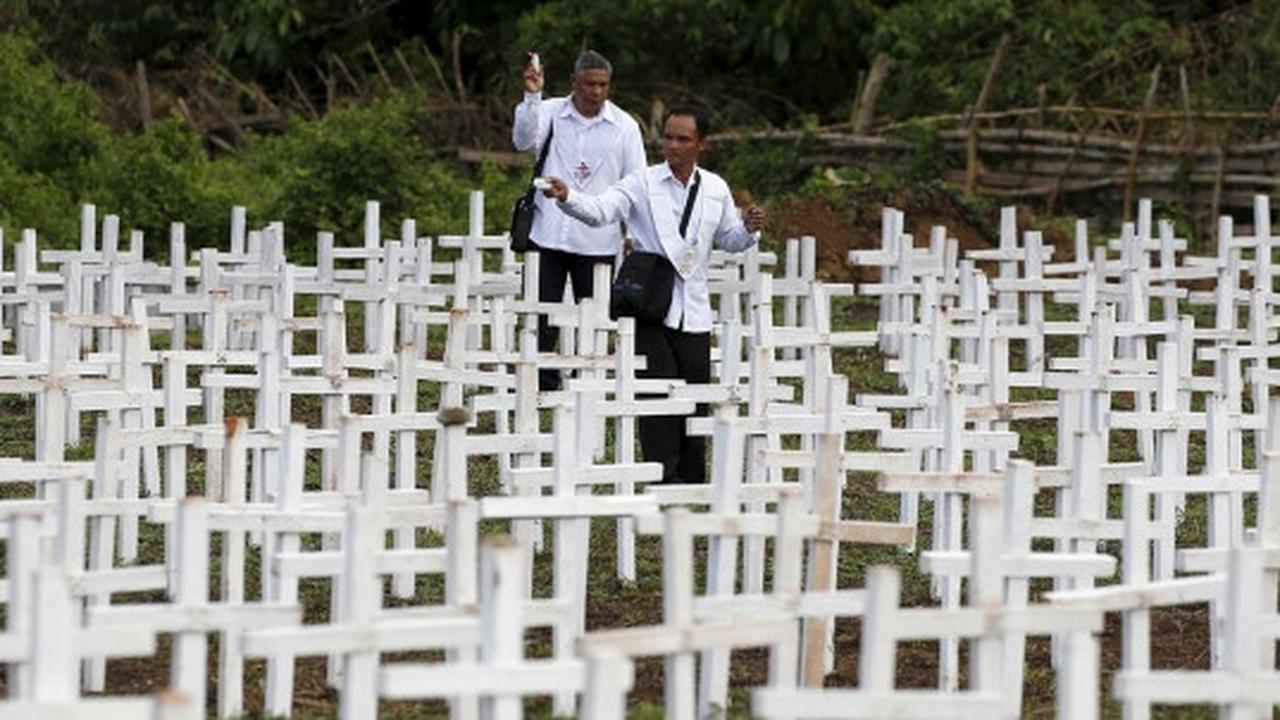 Jelang dua tahun Topan Haiyan, warga Filipina ziarah kuburan massal
