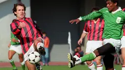 Franco Baresi merupakan bek tengah legendaris milik AC Milan. Ia menghabiskan sepanjang kariernya sebagai pesepak bola bersama Rossoneri. Pemain berpostur 176 cm tersebut juga mampu mempersembahakan berbagai gelar bergengsi untuk klub maupun negaranya, Italia. (AFP/Kazuhiro Nogi)