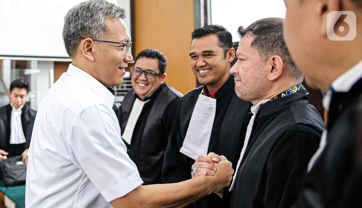 Terdakwa Agus Nurpatria bersalaman dengan kuasa hukum usai menjalani sidang perdana di Pengadilan Negeri (PN) Jakarta Rabu (19/10/2022). Agus Nurpatria menyalami kuasa hukum dengan penuh senyuman usai menjalani sidang dengan agenda pembacaan surat dakwaan kasus obstruction of justice atau perintangan proses penyidikan terkait perkara dugaan pembunuhan berencana terhadap Nofriansyah Yosua Hutabarat atau Brigadir J. (Liputan6.com/Faizal Fanani)