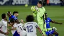 Penjaga gawang Real Madrid Thibaut Courtois menangkap bola saat melawan Getafe pada pertandingan Liga Spanyol di Stadion Alfonso Perez, Getafe, Spanyol, Minggu (18/42021). Pertandingan berakhir dengan skor 0-0. (AP Photo/Manu Fernandez)