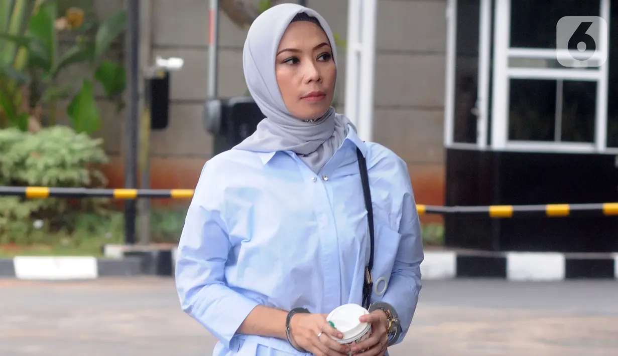 Terpidana General Manager Commercial PT Humpuss Transportasi Kimia, Asty Winasti akan menjalani pemeriksaan di Gedung KPK, Jakarta, Selasa (12/11/2019). Asty diperiksa sebagai saksi terkait suap kerja sama pengangkutan pupuk dengan PT Humpuss Transportasi Kimia (HTK). (merdeka.com/Dwi Narwoko)