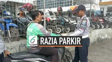 Pengemudi ojek online memprotes razia parkir liar yang digelar Dishub, sang pengemudi bealasan dirinya tengah menunggu penumpang. Dishub tetap melakukan razia tanpa mengindahkan protes dari sang pengemudi.