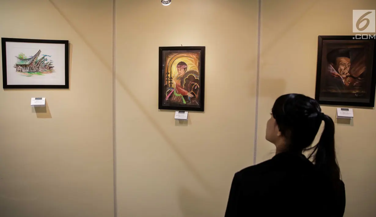 Sejulmah karya lukis tentang keindahan dan keunikan ragam budaya Indonesia dipamerkan dalam acara pemeran "Everything is About Indonesia" yang diselanggarakan di Faber Castell Store, Jakarta, Jumat (15/11). (Liputan6.com/Faizal Fanani)