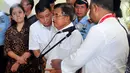 Wakil Presiden RI, Jusuf Kalla (berkaca mata) berdiskusi dengan Menteri Perhubungan, Ignasius Jonan disela-sela pertemuan dengan sejumlah keluarga penumpang pesawat AirAsia QZ8501 di Bandara Juanda, Surabaya, Senin, (29/12). (Liputan6.com/Johan Tallo)