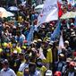 Ribuan buruh melakukan aksi di depan Gedung DPR RI, Jakrta, Selasa (25/8/2020). Aksi tersebut menolak draft omnibus law RUU Cipta Kerja yang diserahkan pemerintah kepada DPR. (Liputan6.com/Angga Yuniar)