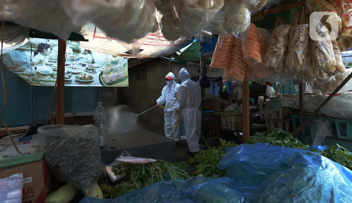 Petugas Palang Merah Indonesia (PMI) melakukan spraying pasar Karang Anyar dengan cairan disinfektan, Jakarta Pusat, Rabu (24/6/2020). Penyemprotan cairan disinfektan yang dilakukan tesebut untuk memutus penyebaran virus corona (COVID-19) pada PSBB Transisi new normal. (merdeka.com/Imam Buhori)