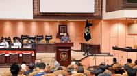Wakil Ketua MPR RI sekaligus Ketua Fraksi Partai Demokrat DPR RI, Edhie Baskoro Yudhoyono (Ibas) memberikan pidato dalam acara Peringatan Hari Perumahan bertajuk “Rumah Layak untuk Semua: Pilar Keadilan Sosial, Kunci Bonus Demografi” di Gedung Nusantara V DPR/MPR RI, Senayan, Senin (25/8/2025).