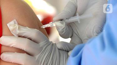 FOTO: Vaksinasi COVID-19 Massal Digelar di DKI Jakarta