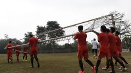 Sejumlah pemain Persija menggotong gawang saat berlatih jelang Piala Jenderal Sudirman di Lapangan National Youth Training Center, Sawangan, Depok, Jumat (30/10/2015). (Bola.com/Vitalis Yogi Trisna)