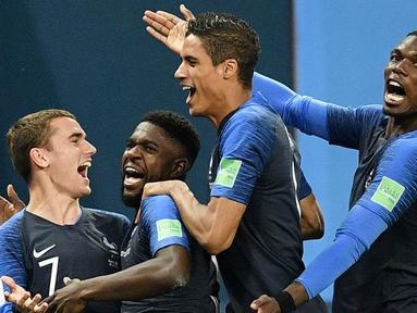 Para pemain Prancis merayakan gol yang dicetak oleh Samuel Umtiti ke gawang Belgia pada laga semifinal Piala Dunia di Stadion St Petersburg, Selasa (10/7/2018). Prancis menang 1-0 atas Belgia. (AP/Martin Meissner)