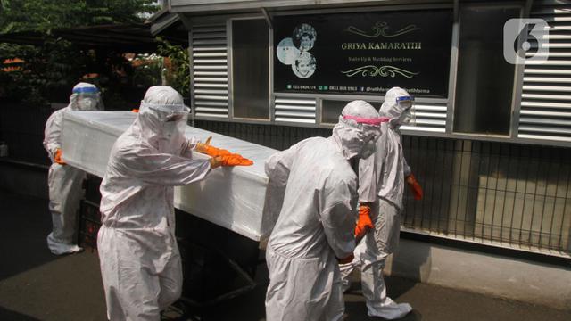 Relawan Evakuasi Jenazah dengan Protokol COVID-19