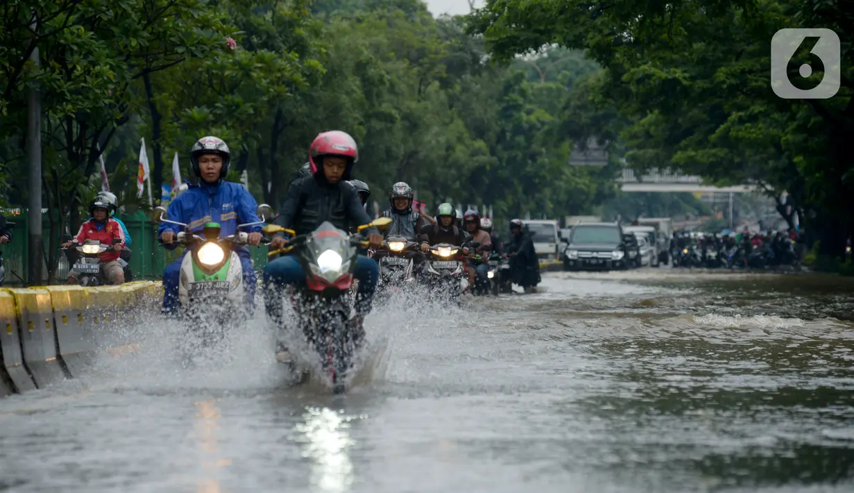 Pengendara sepeda motor melewati Jalan Letjen Suprapto yang terendam banjir, Jakarta Pusat, Sabtu (8/2/2020). Hujan yang mengguyur Jakarta sejak semalam mengakibatkan Jalan Letjen Suprapto terendam banjir. (merdeka.com/Imam Buhori)