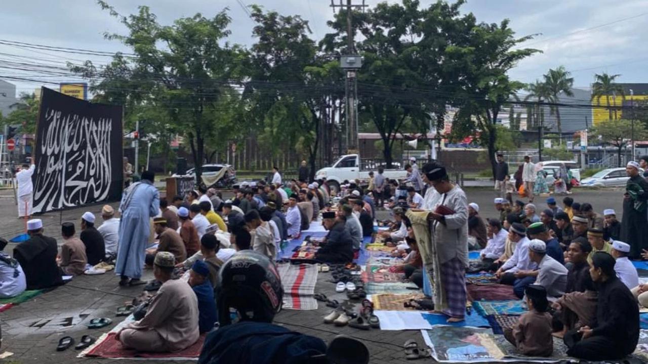 Jemaah Tarekat Naqsyabandiyah Gelar Salat Ied di Kompleks Pertokoan