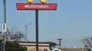 Plang iklan restoran cepat saji McDonald's dengan logo terbalik di Lynwood, California (8/3). Huruf W tersebut merupakan inisial untuk women atau wanita. (AFP Photo/Frederic J. Brown)
