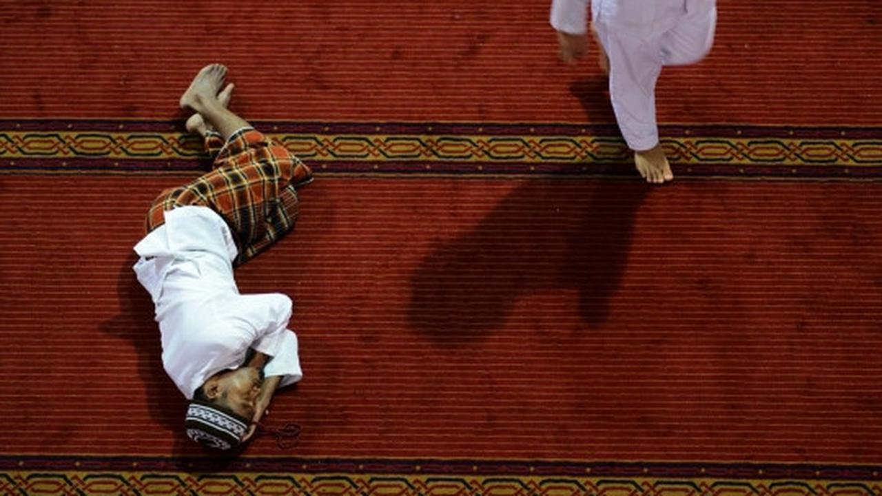 Ratusan jemaah tertidur usai Jumatan di Masjid Istiqlal