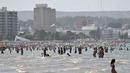 Pemandangan orang-orang di bawah sinar matahari di sebuah pantai di Puerto Madryn, provinsi Chubut, Argentina pada tanggal 26 Januari 2024. (MAXI JONAS/AFP)