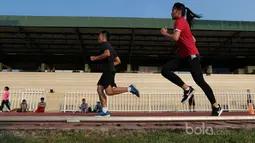 Atlet Taekwondo melintasi track lurus saat sesi ketahanan fisik di GOR Rawamangun, Jakarta, (12/7/2017). (Bola.com/Nicklass Hanoatubun)