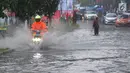 Pengendara bermotor melewati banjir di Jalan Cinere Raya (depan Mall Cinere), Depok, Jawa Barat, Minggu (31/3). Banjir menyebabkan kemacetan panjang di ruas jalan yang menghubungkan Lebak Bulus-Depok. (merdeka.com/Arie Basuki)