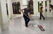 Pasca Olah TKP, Polres Metro Jakarta Utara Bersihkan Masjid SMAN 72 Kelapa Gading dan Hilangkan Traumatis Warga Sekolah