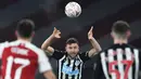 Bek Newcastle United, Paul Dummett mengambil lemparan ke dalam pada laga babak ke-3 Piala FA 2020/21 melawan Arsenal di Emirates Stadium, Sabtu (9/1/2021). Newcastle United kalah 0-2 dari Arsenal melalui extra time. (AFP/Glyn Kirk/Pool)