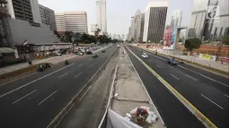 Kendaraan melintas di kawasan Sudirman, Jakarta, Sabtu (11/8). Menjelang Asian Games 2018, pedestrian di kawasan Sudirman sudah dapat dinikmati masyarakat. (Liputan6.com/Herman Zakharia)