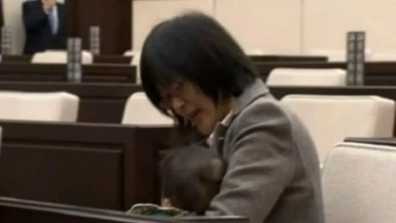 Keputusan Yuka Ogata untuk membawa putranya yang berusia 7 bulan ke ruang sidang menuai kritik.