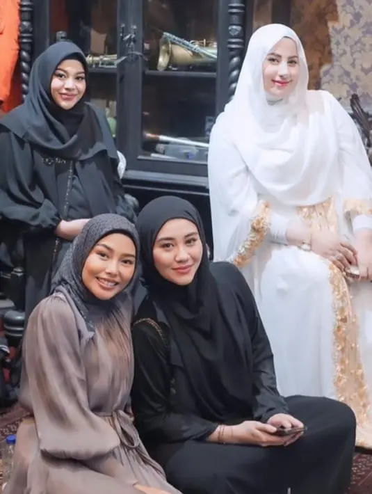 "Mashaa ALLAH csntiknya anak ibu," tulis Reza. Komentar tersebut telah disukai ribuan warganet. [Instagram/marinizumarnisreal]