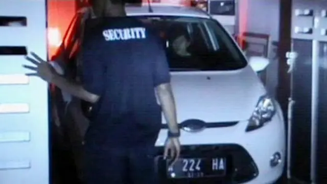 [VIDEO] KPK Angkut 3 Mobil `Tangan Kanan` Wawan di Serang