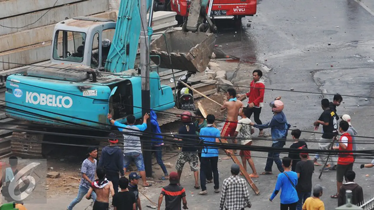 Cerita Dari Balik Alat Berat yang Menggusur Kampung Pulo