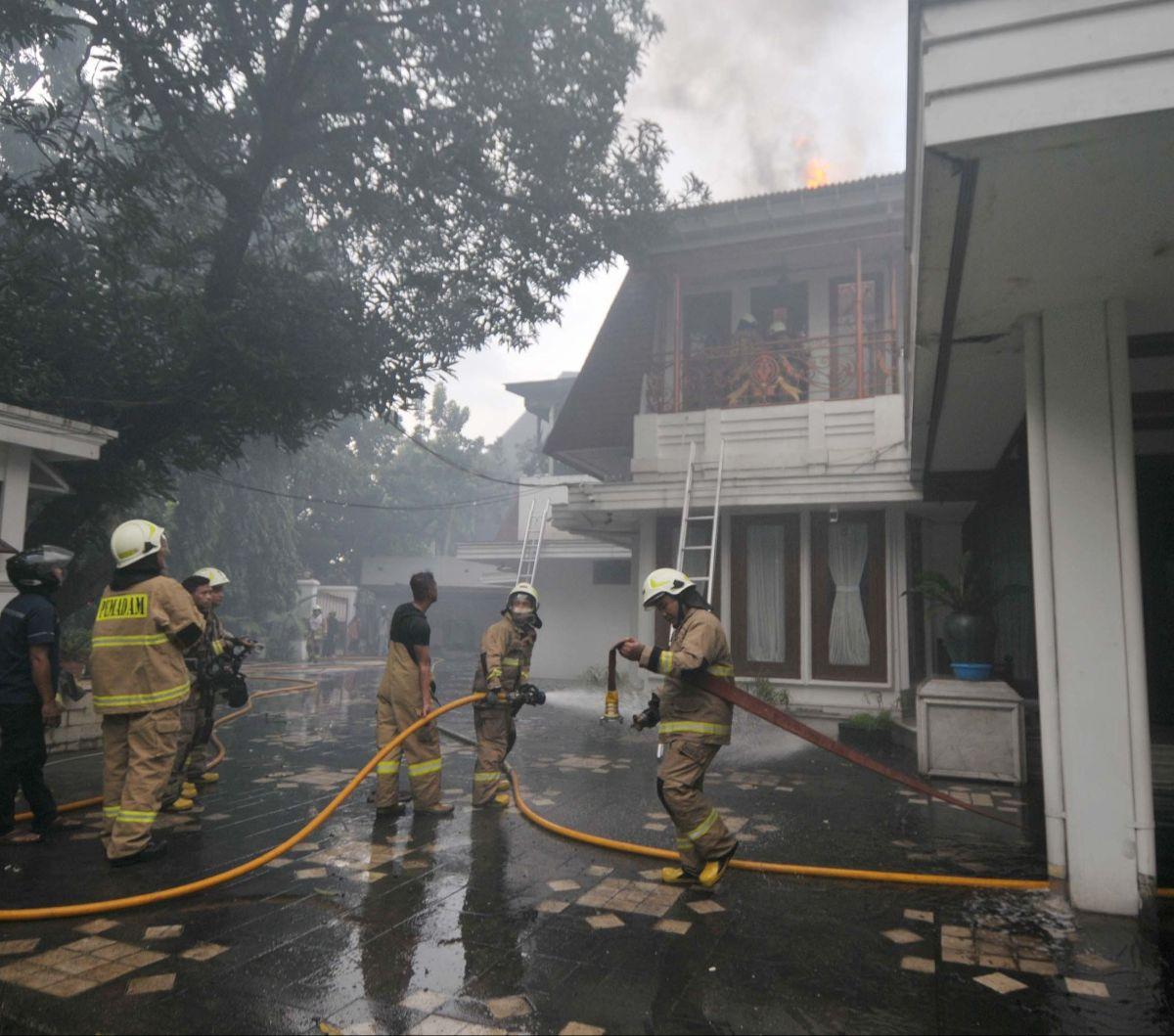 Musibah kebakaran melanda salah satu rumah mewah di kawasan elit Menteng, Jakarta, pada Selasa (9/7/2024) sore.<br><br>Petugas pemadam kebakaran saat ini tengah berusaha memadamkan api yang melahap bangunan tersebut.&nbsp;Foto: merdeka.com / Imam Buhori<br>