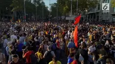  Ratusan ribu orang berunjuk rasa atas kekerasan oleh yang dilakukan oleh Polisi. Ketika  menghalau berlangsungnya referendum catalunya. 