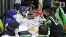 <p>Mitra driver Gojek melakukan registrasi donor darah di sel-sela penandatanganan Nota Kesepahaman antara Gojek dan PMI Provinsi DKI Jakarta, Senin (25/4/2022). Nota Kesepahaman tersebut mengukuhkan kerja sama GoSend dengan PMI Provinsi DKI Jakarta dalam pengiriman instan transfusi darah antara PMI dan Rumah Sakit yang telah terdaftar melalui kemudahan GoSend Portal. (Liputan6.com/Fery Pradolo)</p>