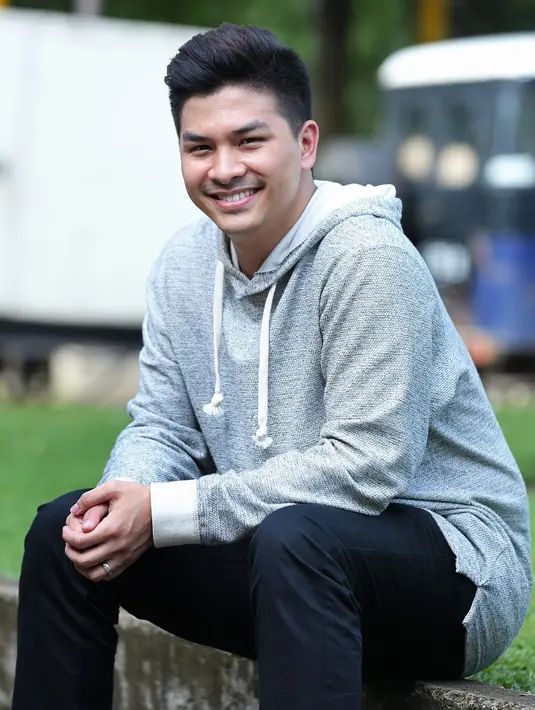 Seperti diketahui, setelah sang istri Chelsea Olivia hamil, Glenn Alinskie memutuskan untuk rehat dari dunia yang membesarkan namanya. Ia menemani sang istri hingga melahirkan. (Bambang E. Ros/Bintang.com)