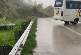 Longsoran tanah dari tebing di sisi jalan Tol Bocimi menutupi badan jalan usai diguyur hujan deras. (Foto: Istimewa)