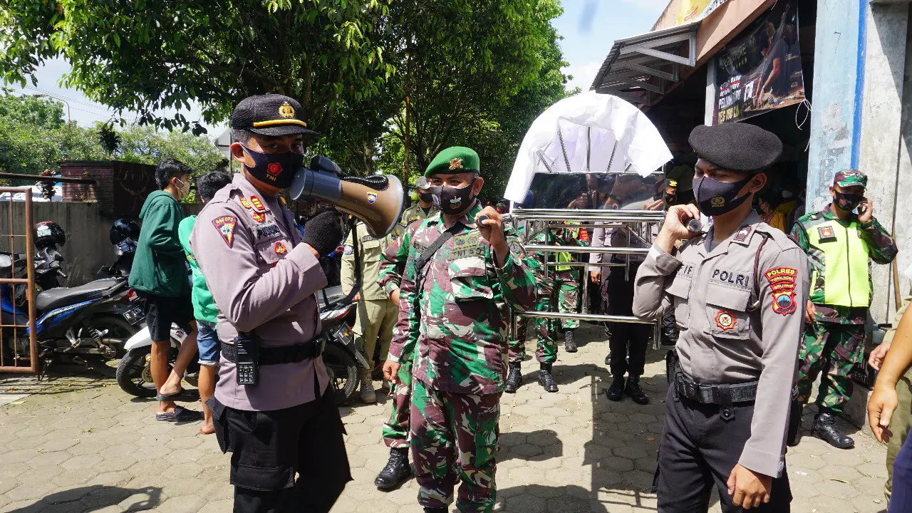Pelanggar prokes Covid-19 di Purbalingga dimasukkan ke keranda jenazah dan diarak keliling. (Foto: Liputan6.com/Rudal Afgani Dirgantara)