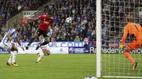 Striker Manchester United, Marcus Rashford, menyundul bola saat melawan Huddersfield Town pada laga Premier League di Stadion The John Smith's, Sabtu (21/10/2017). Huddersfield Town menang 2-1 atas Manchester United. (AP/Nigel French)