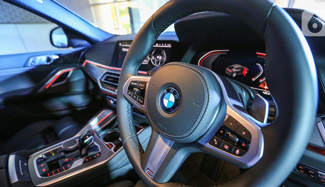 Desain Interior all-new BMW X6 saat peluncuran di German Centre BSD, Tangsel. Fitur kontrol iklim otomatis 2.5 zona, tempat cangkir termoelektrik, Apple CarPlay nirkabel, Parking Assitant termasuk Reversing Assistant dan Harman/Kardon Surround System 16 speakers, 464 W. (Liputan6.com/Fery Pradolo)