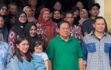 SBY Ajak Anak, Menantu & Cucu Belanja Batik, Ada Motif Spesial Bikin Ingat Mendiang Ibu Ani