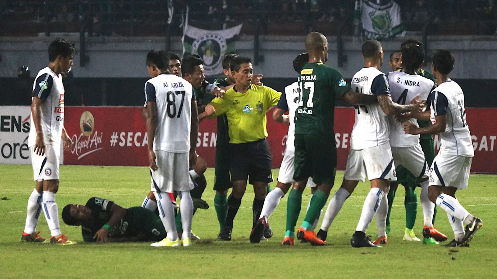 Insiden kartu merah pada laga Persebaya vs Arema di Stadion Gelora Bung Tomo, Surabaya, Minggu (6/5/2018). (Bola.com/Aditya Wany)