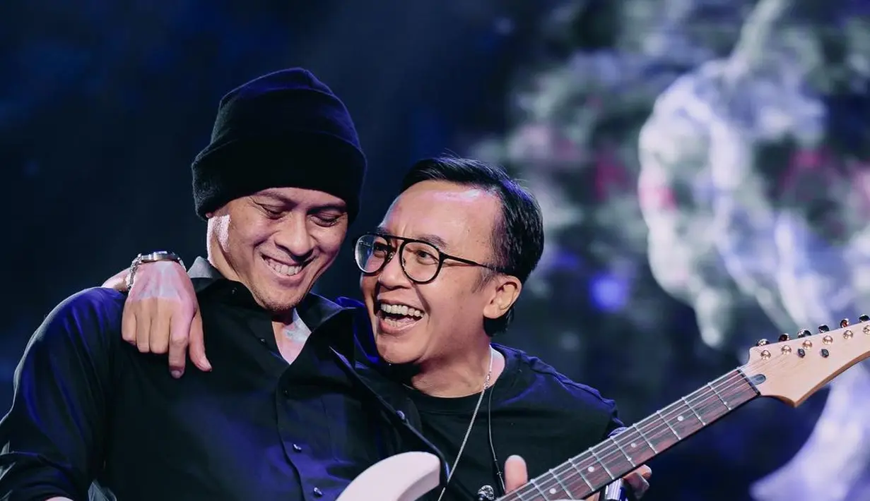 Masih dari konser Dewa 19 di Kuala Lumpur, Ari Lasso heran dengan posenya bareng Andra Ramadhan di atas panggung. Sang gitaris selalu senyum-senyum sendiri sementara Ari Lasso kurang paham arti senyuman sahabat. “Mesti ngguya-ngguyu enggak jelas. Pait bro @andra_photo. 3 bapak2 n 3 anakya. Still from KL concert!” tulis Ari Lasso menyertai foto ini. (Foto: Dok. Instagram @ari_lasso)